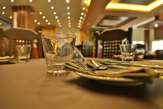 Continento The Classic Hotel Tirur Bagian luar foto